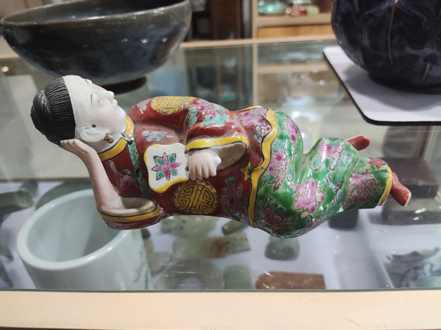 古玩陶瓷解放初期人物塑像真品鑒賞圖