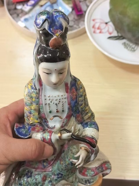 古玩陶瓷粉彩觀音菩薩造像真品鑒賞圖