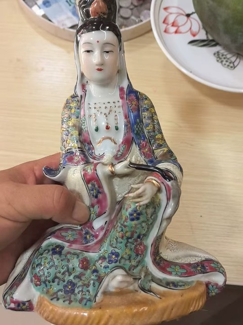 古玩陶瓷粉彩觀音菩薩造像真品鑒賞圖
