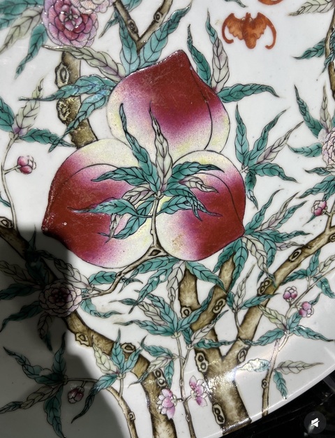 古玩陶瓷桃蝠紋粉彩盤真品鑒賞圖