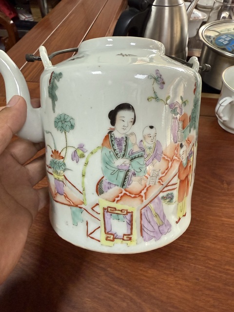 古玩陶瓷三娘教子圖粉彩提梁壺真品鑒賞圖