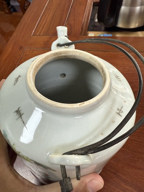 古玩陶瓷三娘教子圖粉彩提梁壺真品鑒賞圖