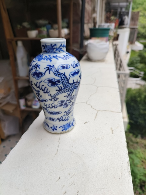 古玩陶瓷花間龍紋青花雞腿瓶真品鑒賞圖