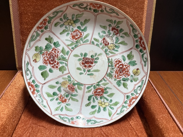 古玩陶瓷康熙五彩花卉紋盤真品鑒賞圖