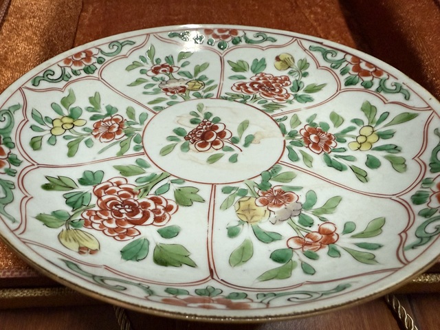 古玩陶瓷康熙五彩花卉紋盤真品鑒賞圖