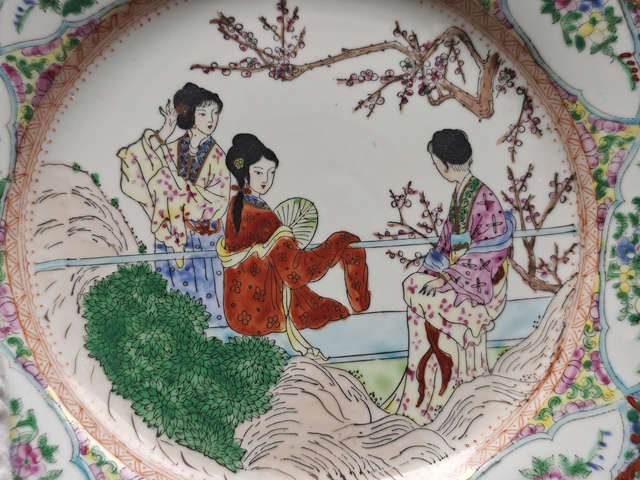 古玩陶瓷人物紋廣彩盤真品鑒賞圖