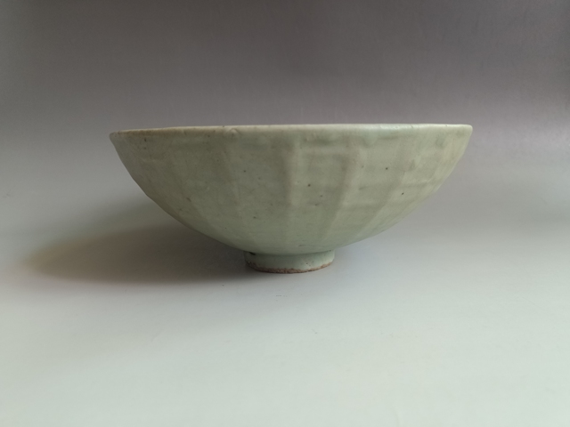 古玩陶瓷宋末元初龍泉青瓷刻仰蓮紋碗拍賣，當前價格10000元