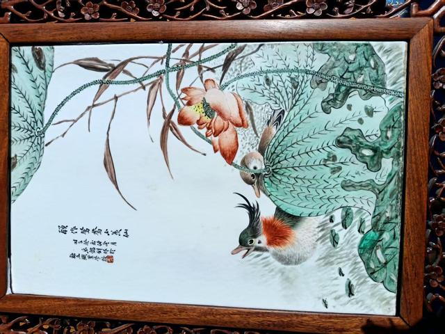 古玩陶瓷粉彩荷塘鴛鴦紋瓷板真品鑒賞圖