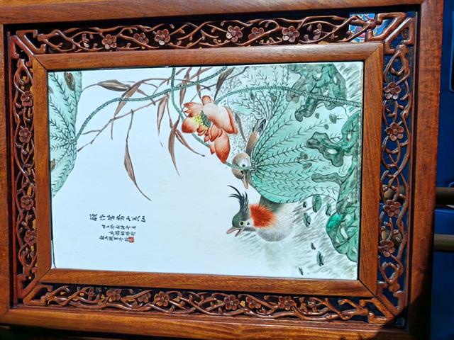 古玩陶瓷粉彩荷塘鴛鴦紋瓷板真品鑒賞圖