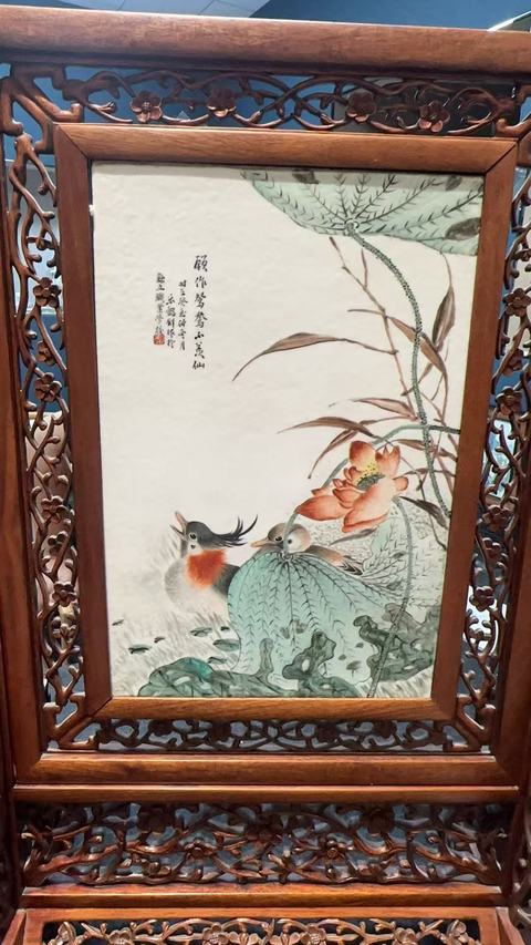 古玩陶瓷粉彩荷塘鴛鴦紋瓷板真品鑒賞圖