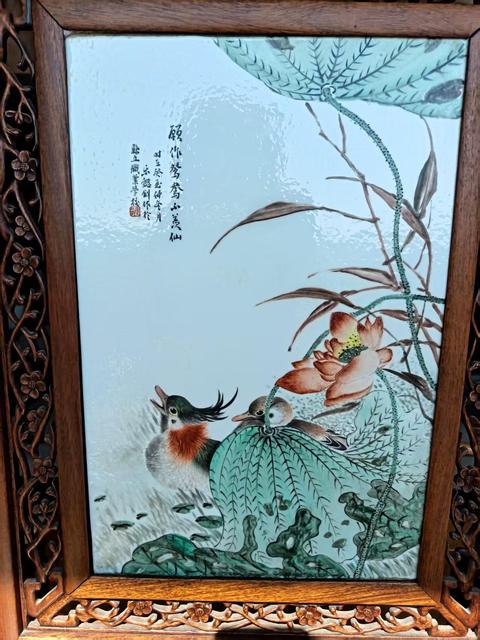 古玩陶瓷粉彩荷塘鴛鴦紋瓷板真品鑒賞圖