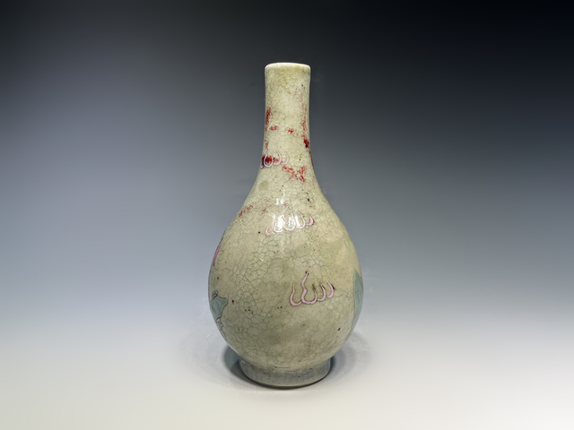 古玩陶瓷清晚期·青釉加彩瑞獸紋長頸瓶真品鑒賞圖