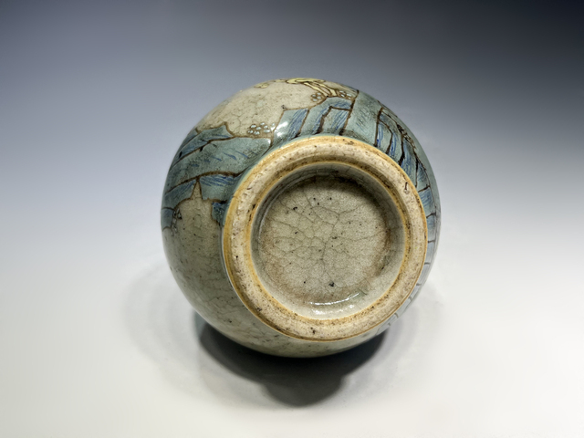 古玩陶瓷清晚期·青釉加彩瑞獸紋長頸瓶真品鑒賞圖