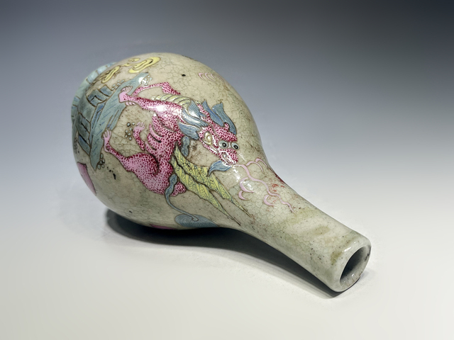 古玩陶瓷清晚期·青釉加彩瑞獸紋長頸瓶真品鑒賞圖