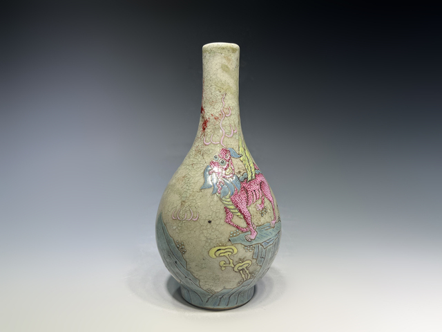 古玩陶瓷清晚期·青釉加彩瑞獸紋長頸瓶真品鑒賞圖