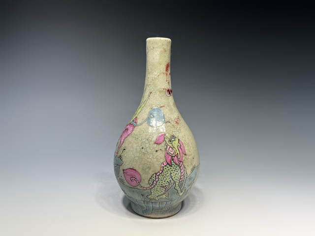 古玩陶瓷清晚期·青釉加彩瑞獸紋長頸瓶真品鑒賞圖