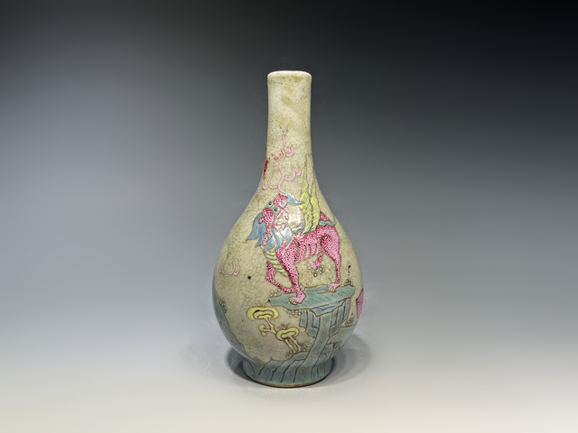 古玩陶瓷清晚期·青釉加彩瑞獸紋長頸瓶真品鑒賞圖