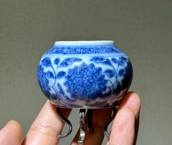 古玩陶瓷青花纏枝蓮紋水盂真品鑒賞圖