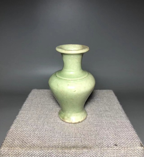 古玩陶瓷龍泉青瓷撇口瓶真品鑒賞圖