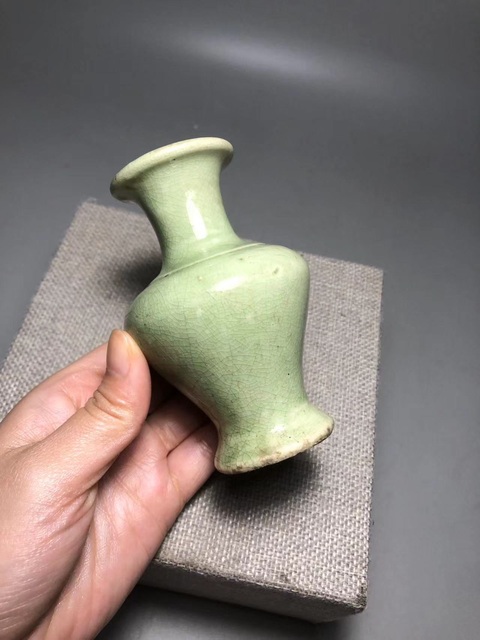 古玩陶瓷龍泉青瓷撇口瓶真品鑒賞圖