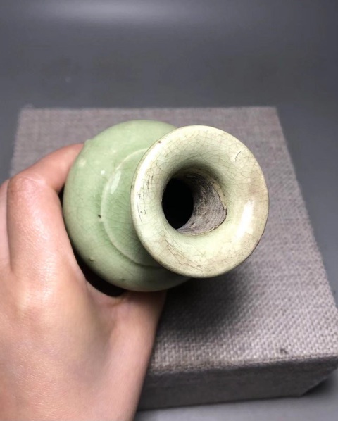 古玩陶瓷龍泉青瓷撇口瓶真品鑒賞圖