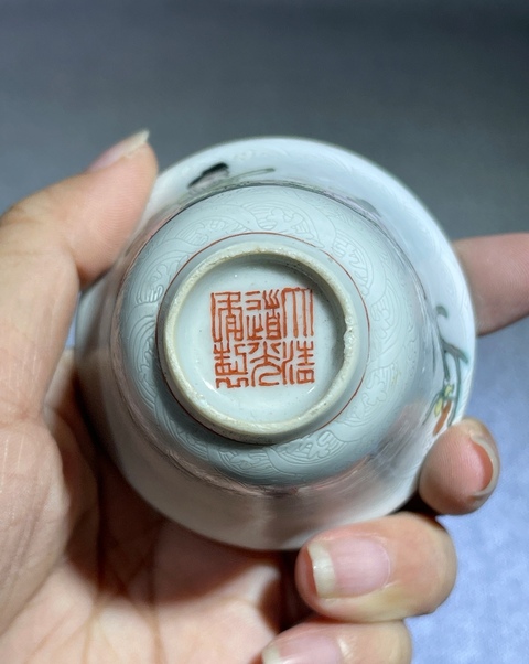 古玩陶瓷當代·白地軋道粉彩仙人乘槎紋鈴鐺杯 真品鑒賞圖