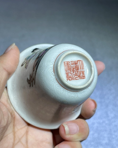 古玩陶瓷當代·白地軋道粉彩仙人乘槎紋鈴鐺杯 真品鑒賞圖