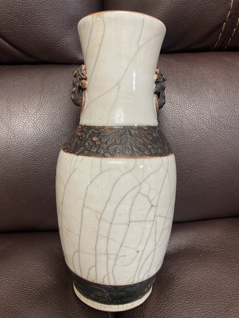 古玩陶瓷官釉地鐵銹釉雙鋪首瓶真品鑒賞圖