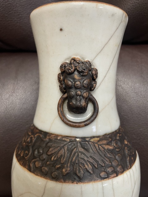 古玩陶瓷官釉地鐵銹釉雙鋪首瓶真品鑒賞圖