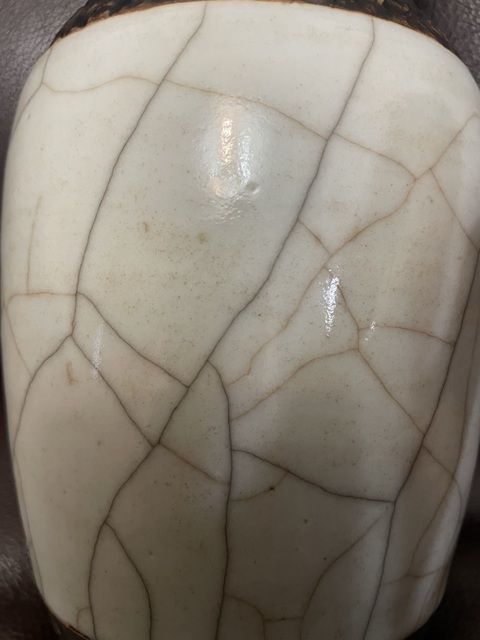 古玩陶瓷官釉地鐵銹釉雙鋪首瓶真品鑒賞圖