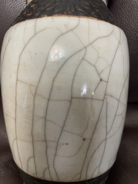 古玩陶瓷官釉地鐵銹釉雙鋪首瓶真品鑒賞圖