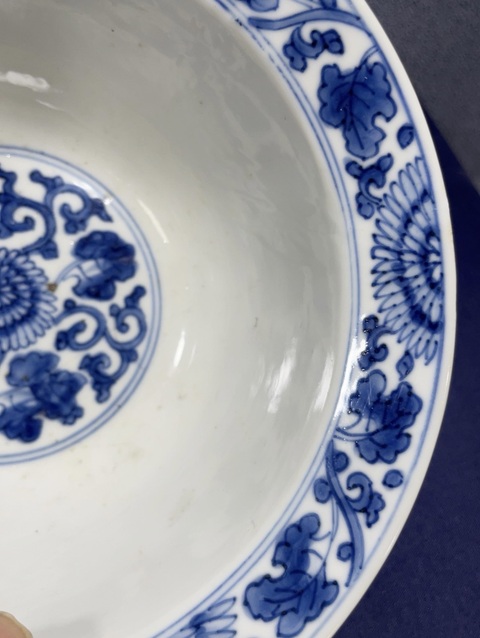 古玩陶瓷青花花卉紋折沿碗真品鑒賞圖