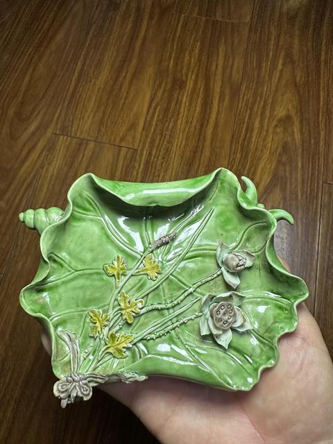 古玩陶瓷素三彩貼塑花卉紋荷葉洗真品鑒賞圖