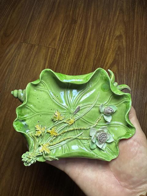 古玩陶瓷素三彩貼塑花卉紋荷葉洗真品鑒賞圖
