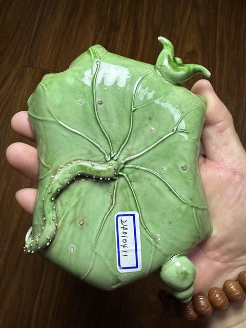 古玩陶瓷素三彩貼塑花卉紋荷葉洗真品鑒賞圖