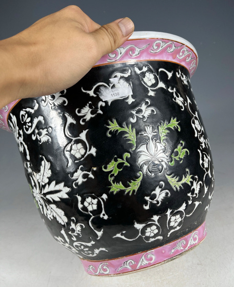 古玩陶瓷墨地粉彩花卉紋花盆真品鑒賞圖