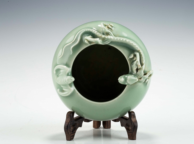 古玩陶瓷豆青釉貼塑螭龍蝠紋水洗真品鑒賞圖