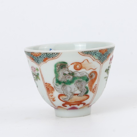 古玩陶瓷花卉獅紋粉彩杯真品鑒賞圖