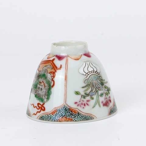 古玩陶瓷花卉獅紋粉彩杯真品鑒賞圖