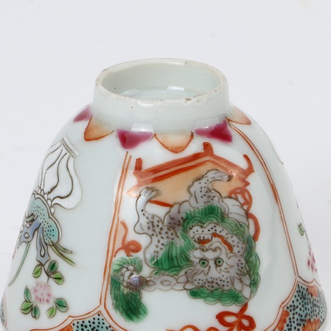 古玩陶瓷花卉獅紋粉彩杯真品鑒賞圖