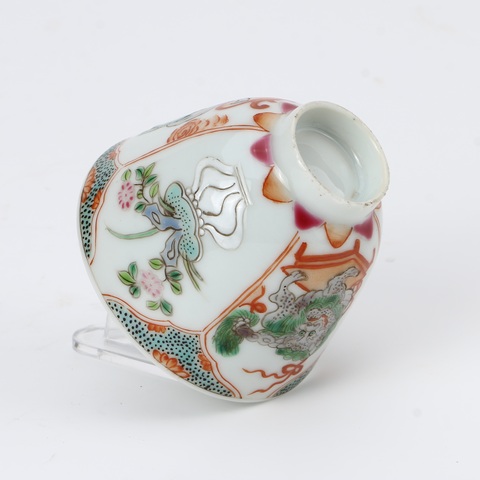 古玩陶瓷花卉獅紋粉彩杯真品鑒賞圖