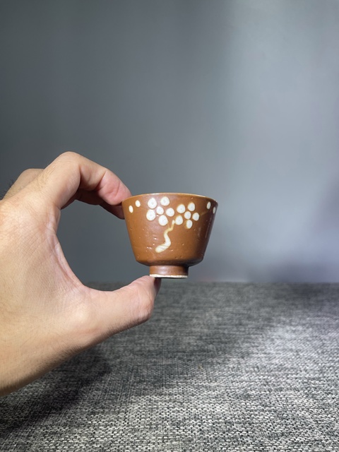 古玩陶瓷民國.紫金釉堆白花卉紋杯拍賣，當(dāng)前價格0元