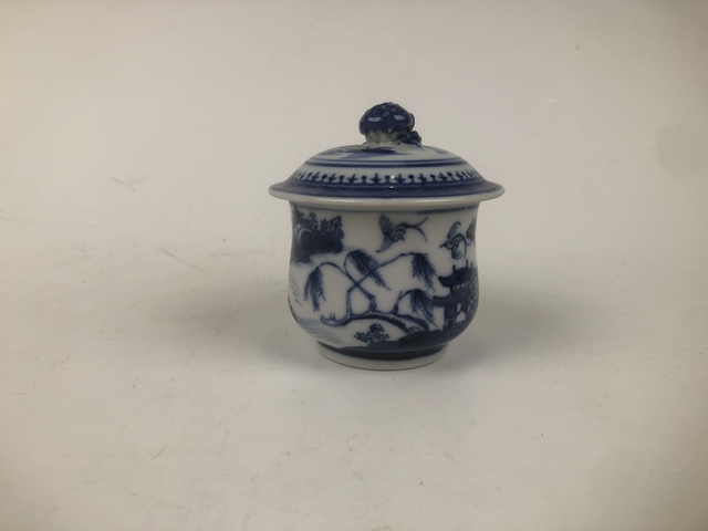 古玩陶瓷清乾隆·青花山水樓閣泛舟圖把杯真品鑒賞圖