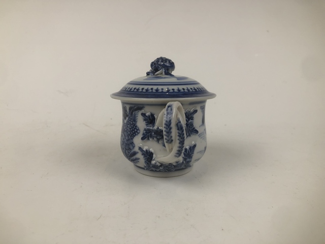 古玩陶瓷清乾隆·青花山水樓閣泛舟圖把杯真品鑒賞圖
