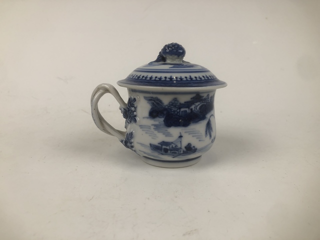 古玩陶瓷清乾隆·青花山水樓閣泛舟圖把杯真品鑒賞圖