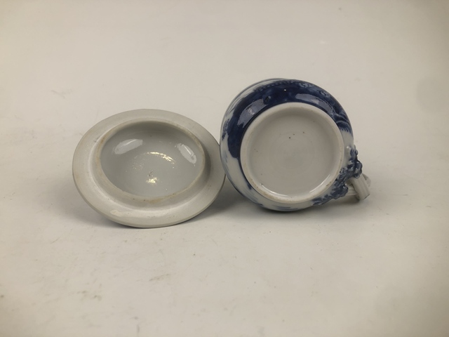 古玩陶瓷清乾隆·青花山水樓閣泛舟圖把杯真品鑒賞圖