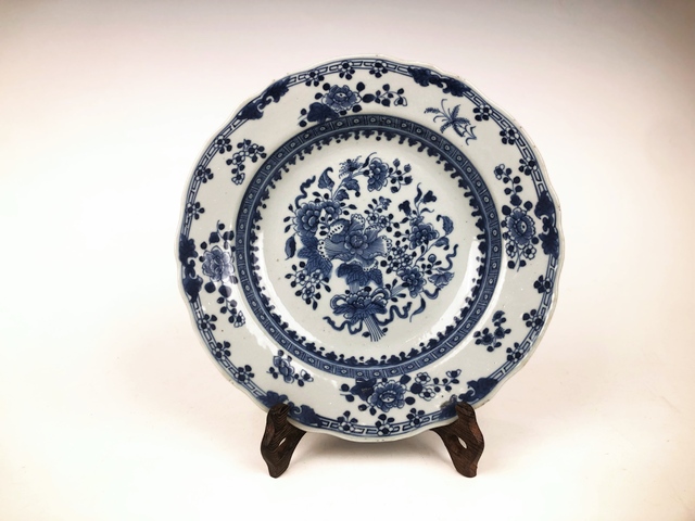 古玩陶瓷清早期·青花博古花卉紋盤真品鑒賞圖