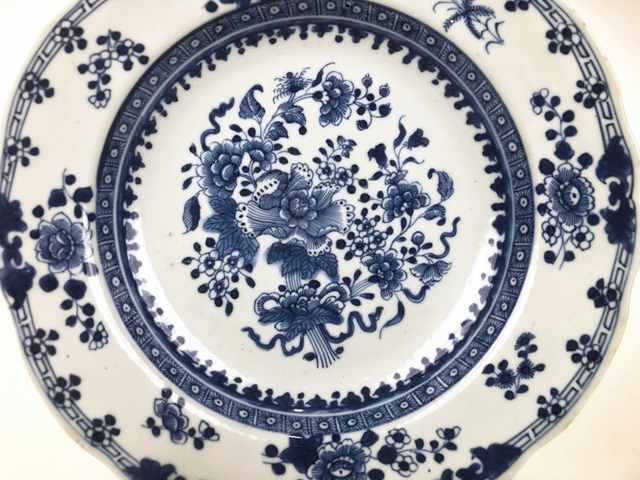 古玩陶瓷清早期·青花博古花卉紋盤真品鑒賞圖