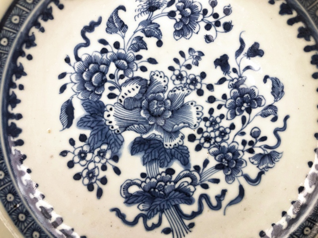 古玩陶瓷清早期·青花博古花卉紋盤真品鑒賞圖
