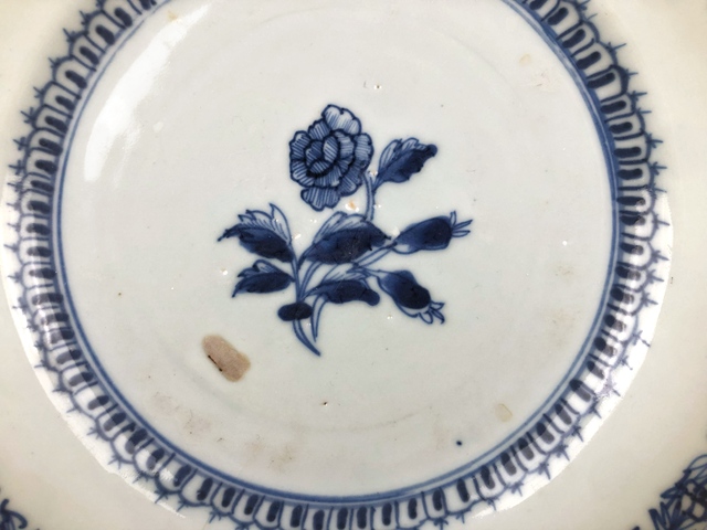 古玩陶瓷清早期·青花花卉紋盤真品鑒賞圖